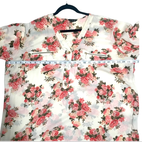 🦙 2X Women’s Cream Blouse Pink Red Roses - Picture 7 of 7